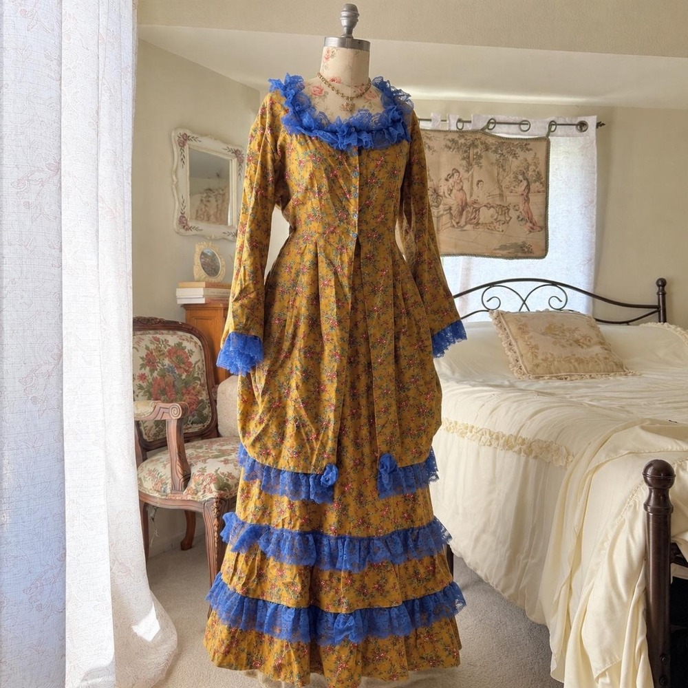 Victorian floral costume  Vintage Victorian style floral blue detail maxi skirt